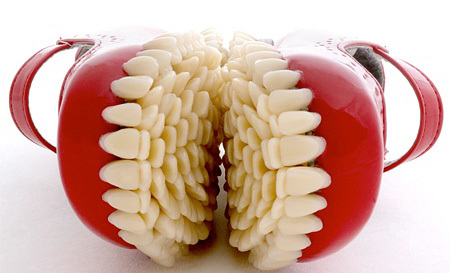کفشی بسیار ترسناک از جنس دندان انسان (+عکس)