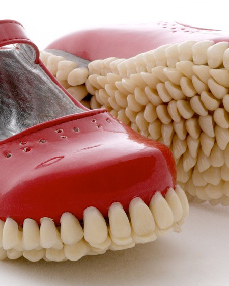 کفشی بسیار ترسناک از جنس دندان انسان (+عکس)