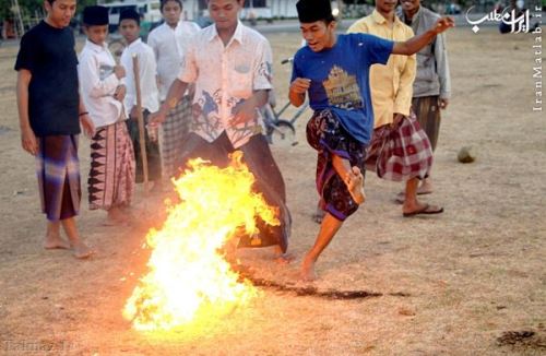 عکس های دیدنی از ابداع فوتبال با توپ آتشی عکس های دیدنی از ابداع فوتبال با توپ آتشی