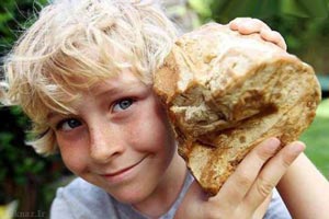 پسر بچه ای که با استفراع نهنگ ثروتمند شد! + عکس پسر بچه ای که با استفراع نهنگ ثروتمند شد! + عکس