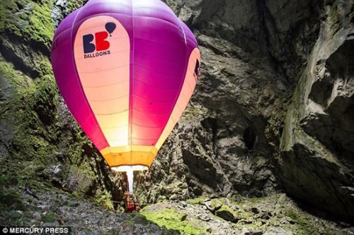 اولین تجربه پرواز با بالن در زیر زمین ! + تصاویر