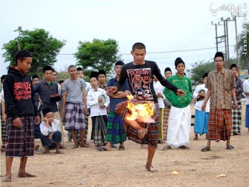 عکس های دیدنی از ابداع فوتبال با توپ آتشی عکس های دیدنی از ابداع فوتبال با توپ آتشی