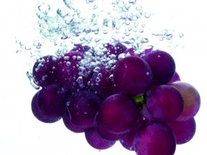 purple_grapes_in_water