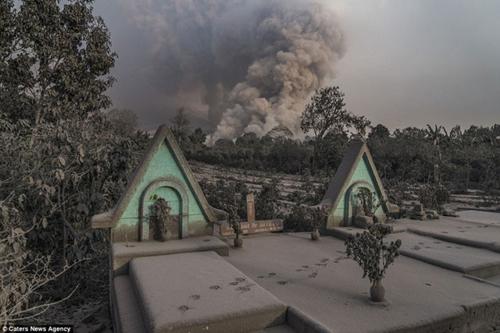 فوران خاکستر آتشفشانی در اندونزی (عکس) فوران خاکستر آتشفشانی در اندونزی (عکس)