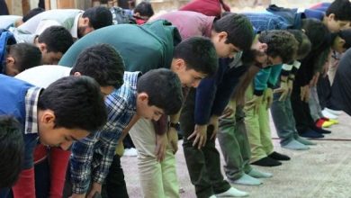 تصویر از برگزاری نماز جماعت در نمازخانه دبیرستان دانش
